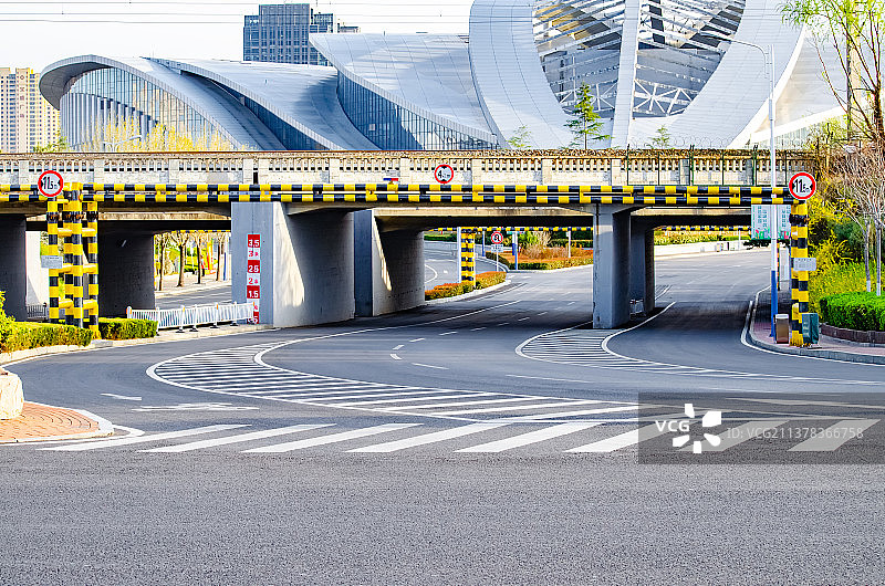 中国城市交通拍摄主题，一条弯曲平坦的马路，上方是火车道，下方是涵洞隧道，户外无人图像摄影图片素材