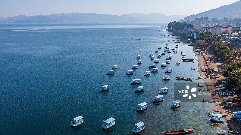 云南玉溪抚仙湖禄充立昌鱼洞景区，百余艘游船停泊在岸边，等待游客的到来图片素材