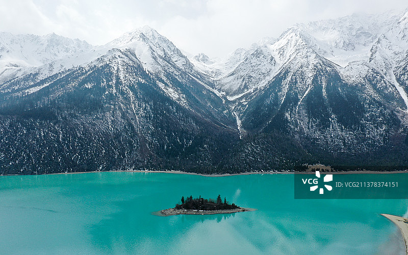 蓝色的然乌湖风光图片素材