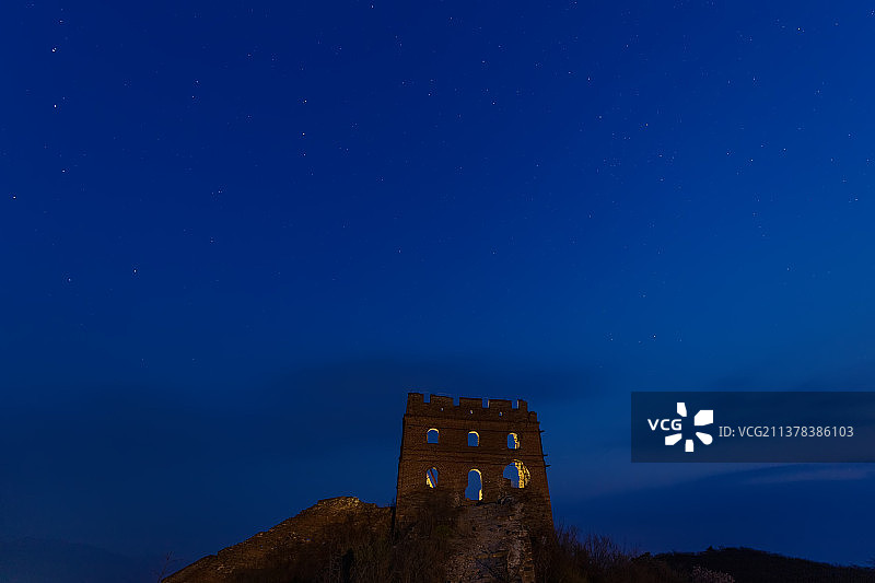 北京古北口蟠龙山长城二十四眼楼蓝调夜景星空图片素材