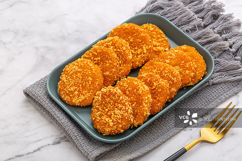 盘子里裹了面包糠的油炸南瓜饼图片素材