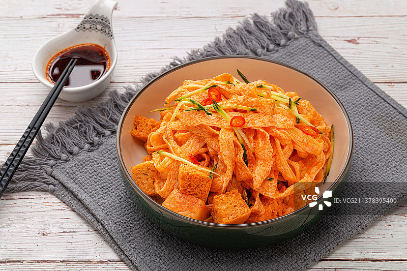 一碗传统美食小吃：凉拌牛筋面图片素材