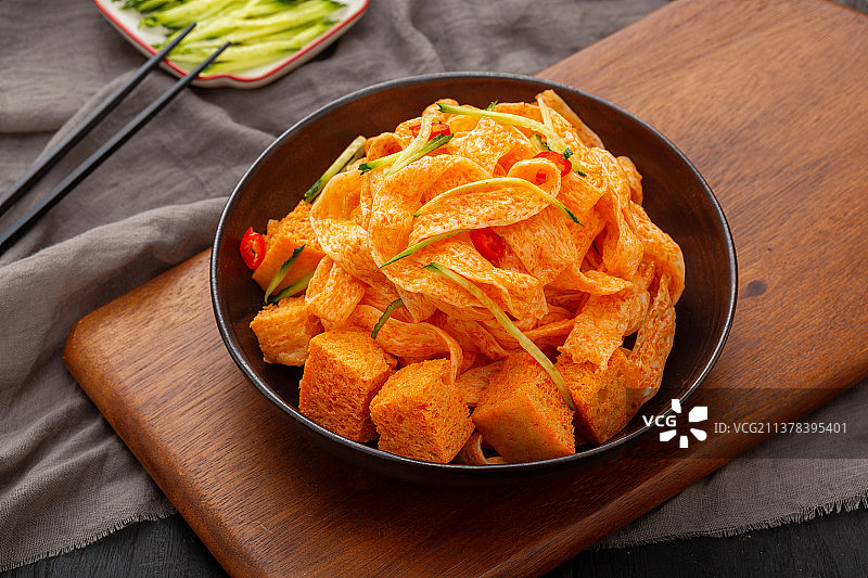 一碗传统美食小吃：凉拌牛筋面图片素材