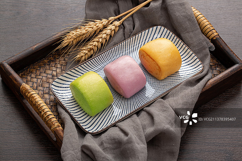 盘子里的果蔬馒头图片素材