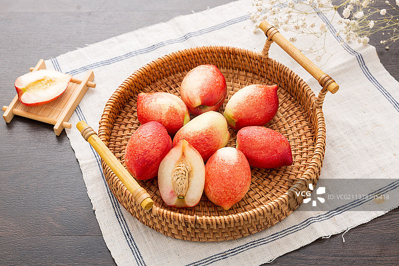 装在竹编水果篮里的白心红油桃图片素材