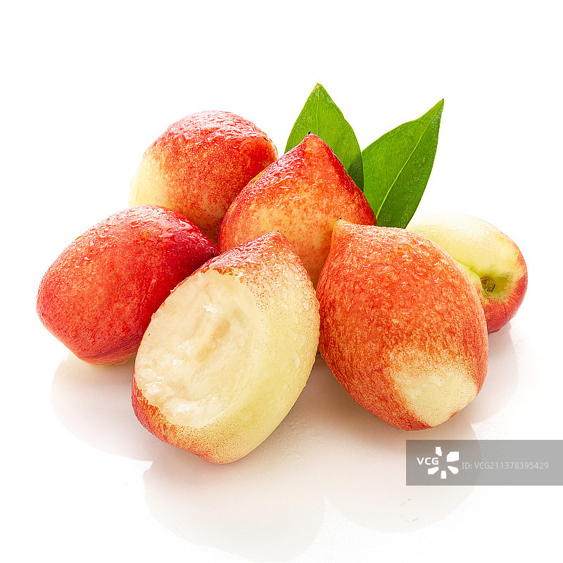 白底上的白心红油桃全景深拍摄图片素材