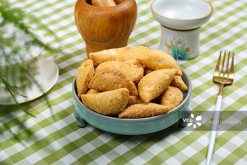 酥脆潮汕小吃酥饺图片素材