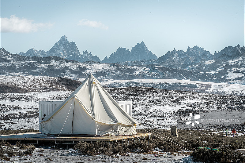 鱼子西的帐篷与远处的折多山群峰图片素材
