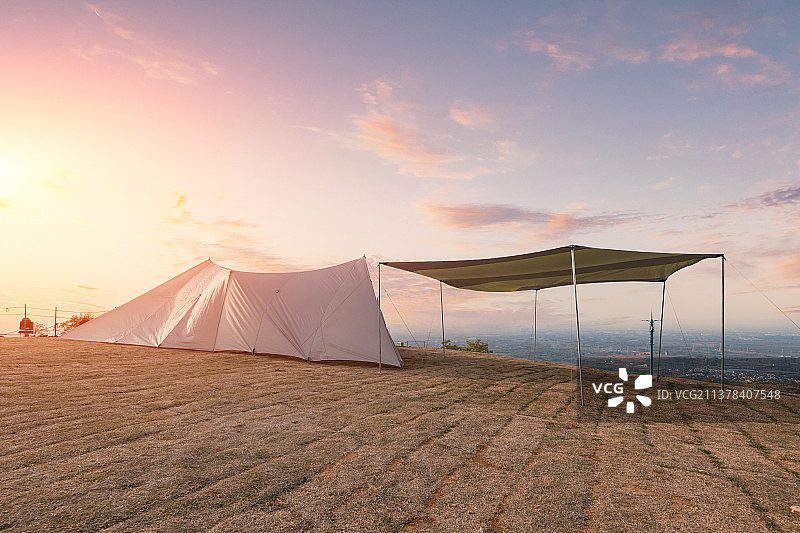 河南省洛阳市万安山国家地质公园露营小镇落日余晖图片素材