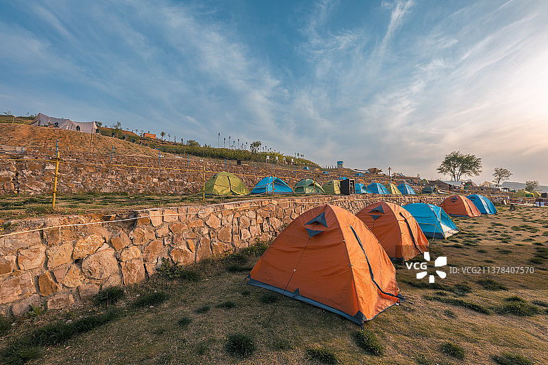 河南省洛阳市万安山国家地质公园露营小镇落日余晖图片素材