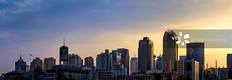 石家庄老火车站与金融区天际线图片素材