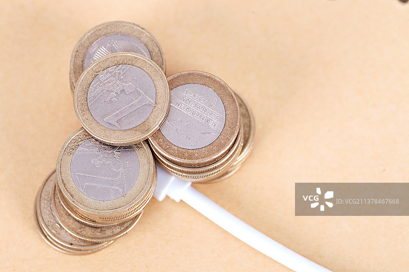 充电的欧元硬币图片素材