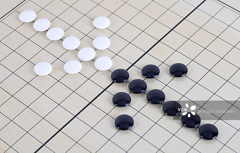 黑白棋子组成的对决箭头图片素材