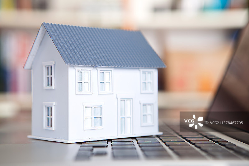 键盘上的小房子图片素材