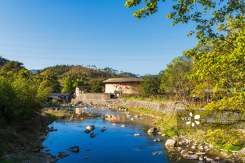 福建省龙岩市永定区湖坑镇南溪土楼群“土楼公主”——振福楼（土楼沟南江景区）春季户外风光图片素材