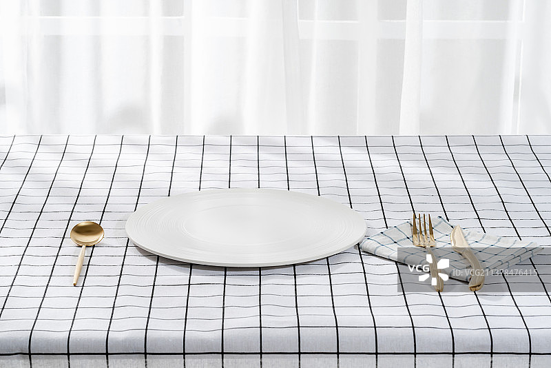 桌子上的勺和餐叉图片素材