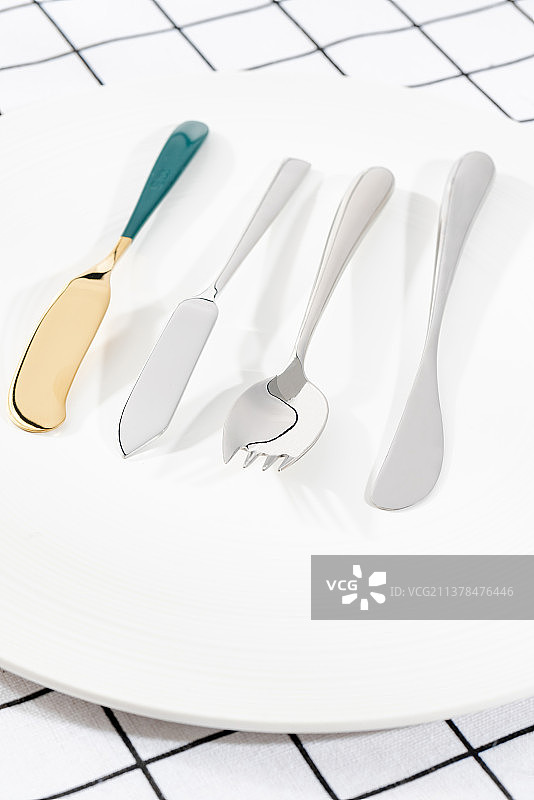 桌子上的餐盘和刀叉图片素材