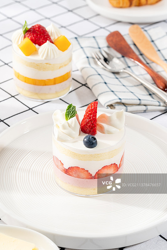 盘子里的草莓杯子蛋糕图片素材