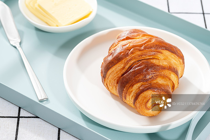 盘子里的牛角面包图片素材