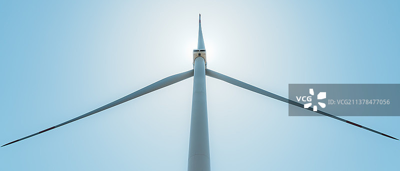 河南焦作太阳下的风力发电机图片素材
