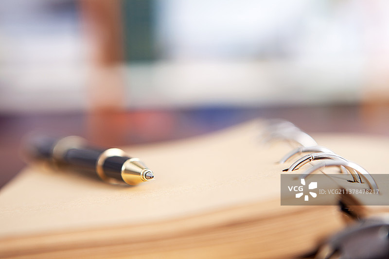 笔记本上笔的特写图片素材