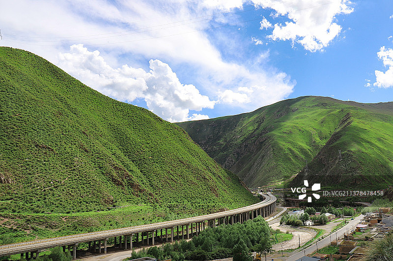 高原上的公路图片素材