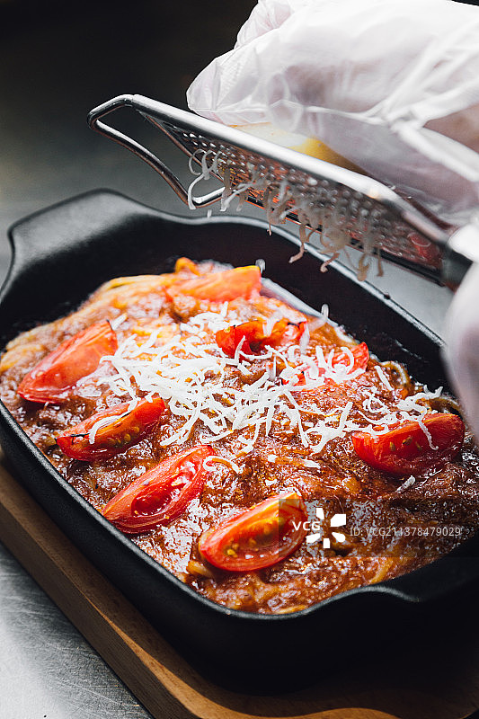 制作中的芝士焗意面图片素材