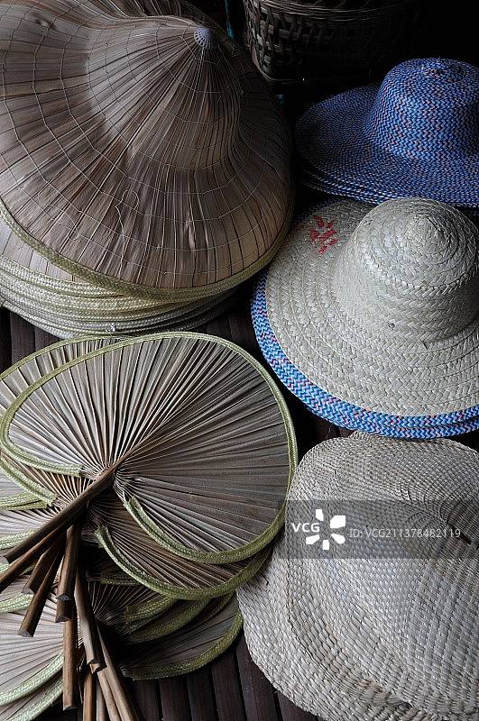 重庆龙兴古镇竹编店草帽图片素材