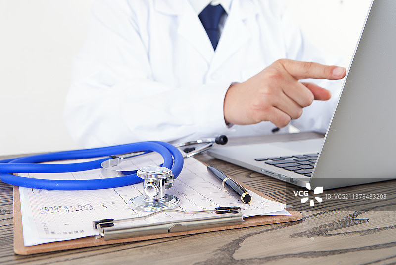 工作中的医生图片素材