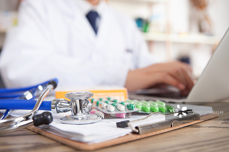 坐诊的医生图片素材