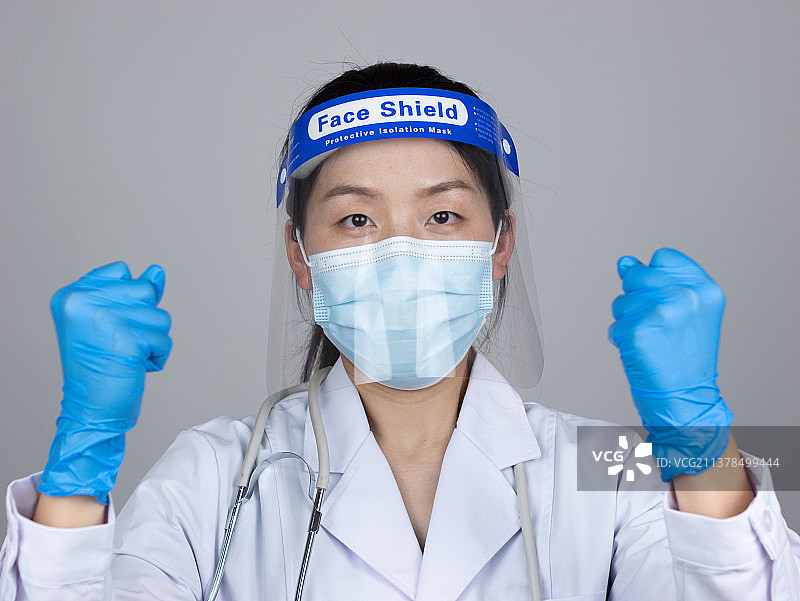 亚洲中国人女性女医生打疫苗打针预防疾病图片素材