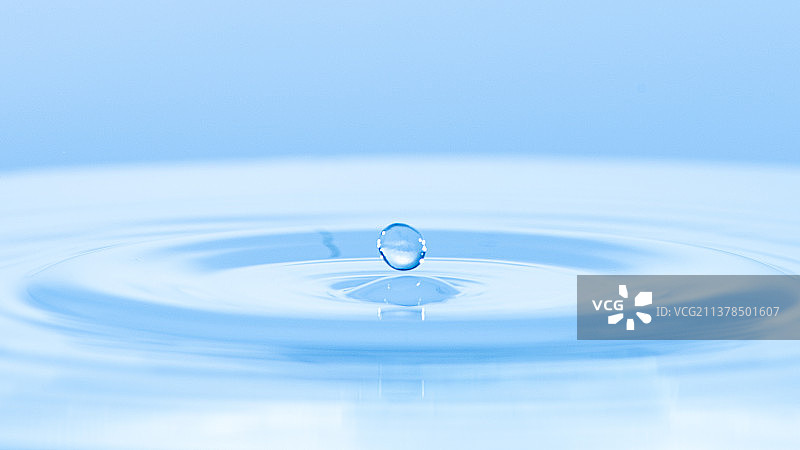 落下的一点水滴图片素材