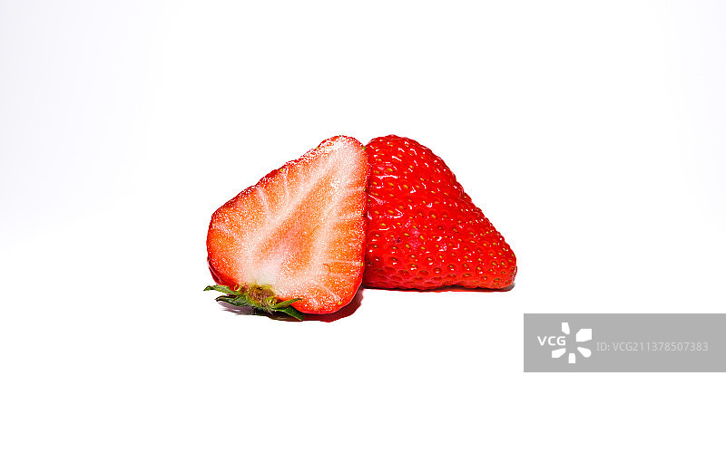 切开的草莓和整个草莓图片素材