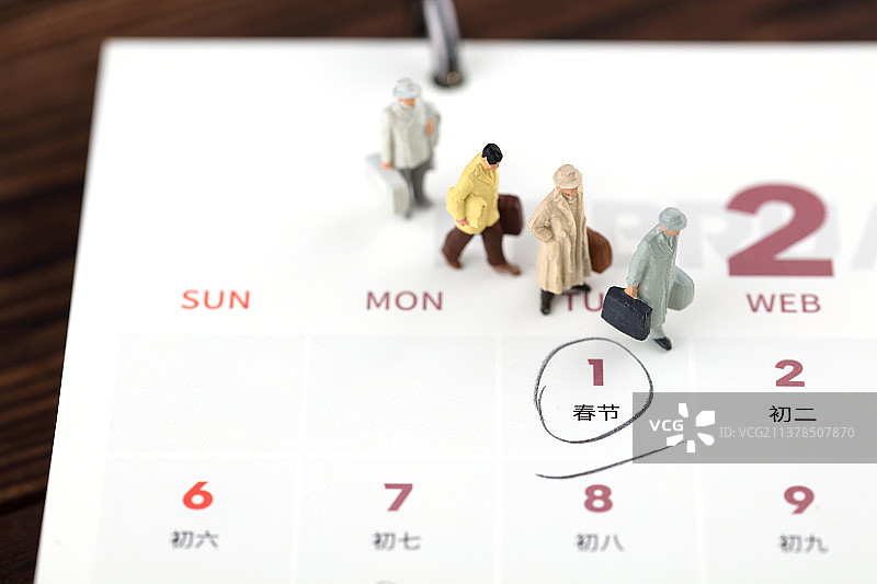 微缩世界春节出行台历上和旅客图片素材