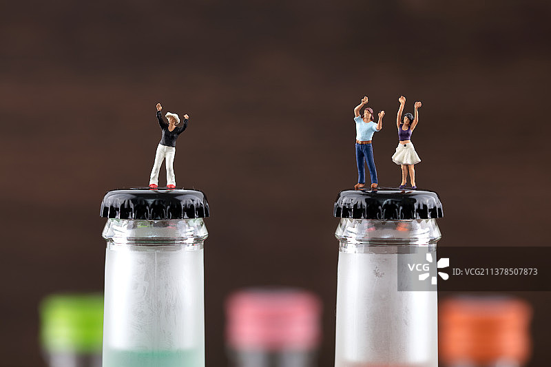 微缩创意酒瓶上欢呼的酗酒者图片素材