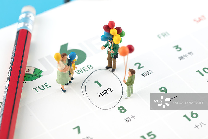 微缩创意玩气球的孩子在儿童节台历上图片素材