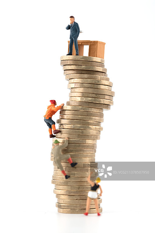 微缩创意攀爬硬币追求高薪图片素材