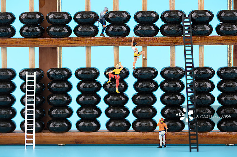 微缩创意攀爬算珠图片素材