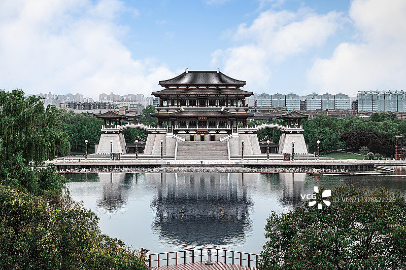 正面拍摄大唐芙蓉园紫云楼带水中倒影图片素材