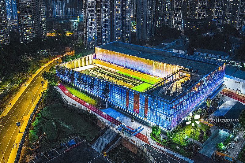 夜空中的“彩虹馆”——成都大运会射击场馆改造升级完毕图片素材