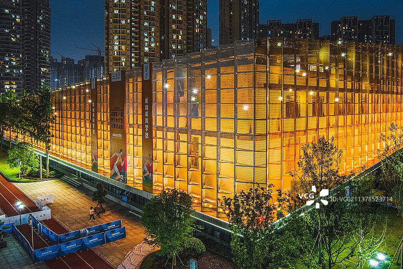 夜空中的“彩虹馆”——成都大运会射击场馆改造升级完毕图片素材