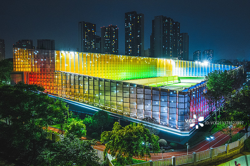 夜空中的“彩虹馆”——成都大运会射击场馆改造升级完毕图片素材