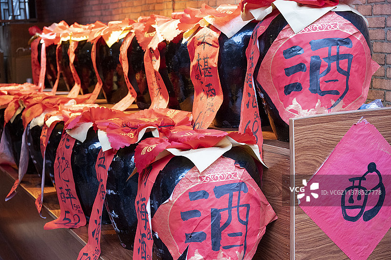 酒窖酒缸酒坛老酒传统工艺酿制土法陈列售卖图片素材