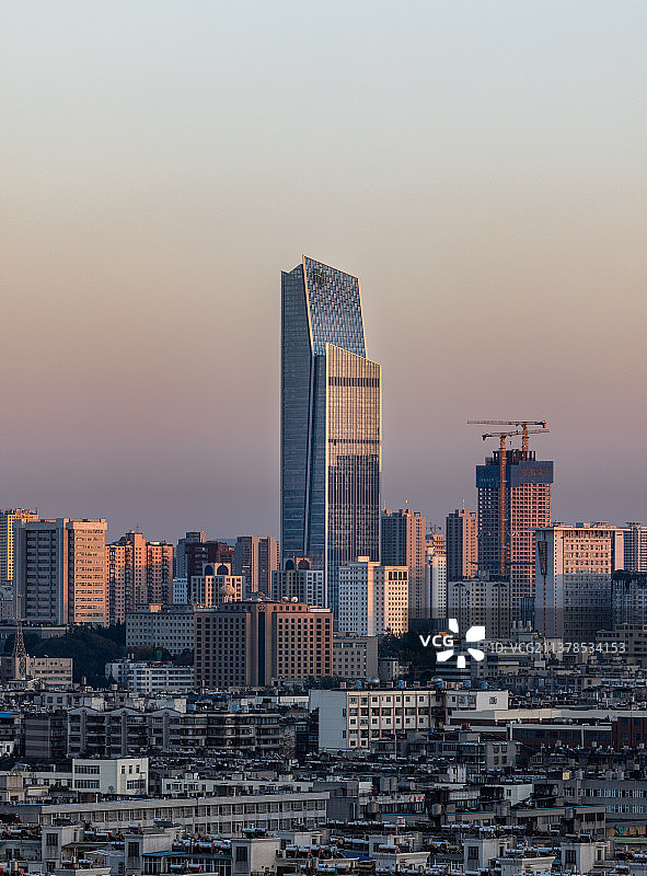 夕阳中的昆明现代城市建筑地标恒隆广场图片素材