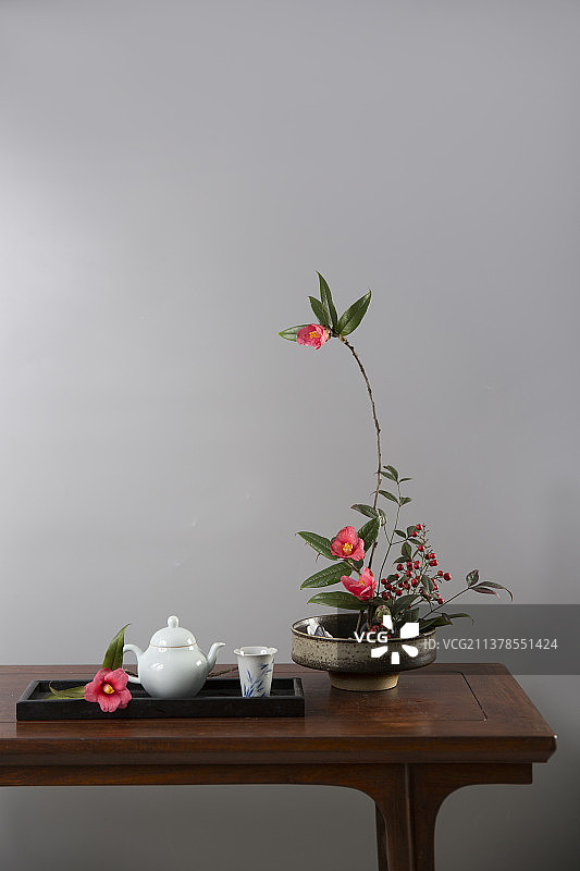 室内拍摄简约中式桌案插花山茶图片素材