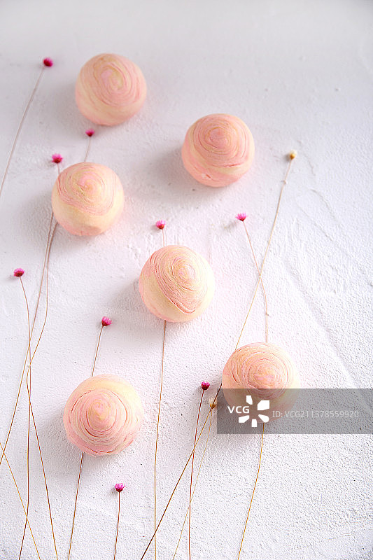 影棚拍摄白底粉色蛋黄酥烘焙点心图片素材