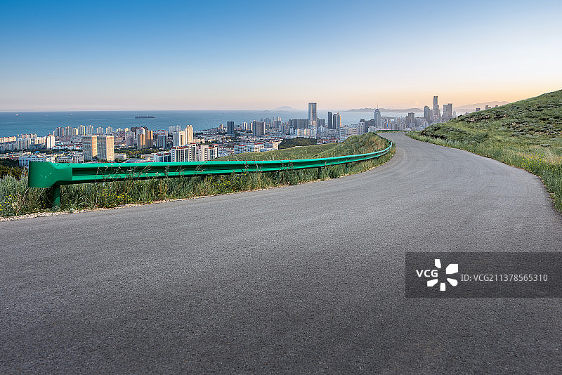 盘山公路和城市天际线图片素材