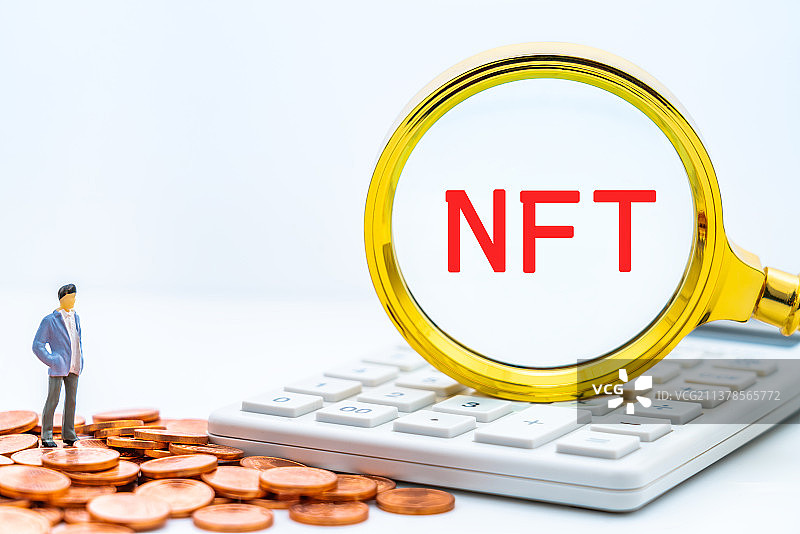 玩具小人透过放大镜观察社会热点概念——NFT图片素材