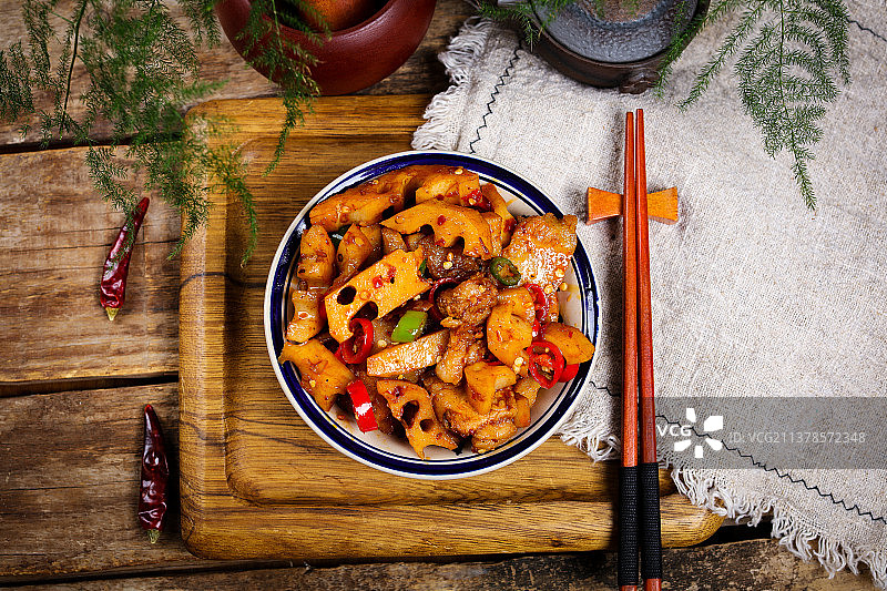 鲜美甜脆的红烧藕条图片素材