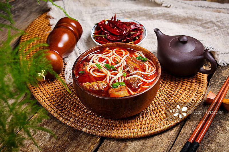 软糯美味的红烧肉米线图片素材